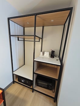 1 King Bed with Lounge Chair Non-Smoking
