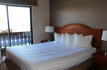 Deluxe Studio Suite, 1 King Bed, Non Smoking, Ocean View