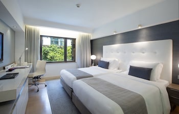 Room (Courtyard Room)