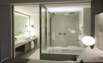 Suite (Mira Suite 70)