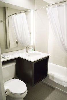 Deluxe Room, 1 King Bed, Accessible, Bathtub