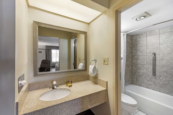 Standard Room, 1 King Bed, Non Smoking, Refrigerator & Microwave, Exterior Access