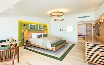 Premium Room, 1 King Bed, Pool Access