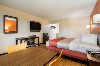 Standard Room, 1 Queen Bed, Non Smoking, Refrigerator & Microwave
