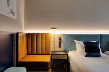 Standard Room, 2 Twin Beds (Atrium View)