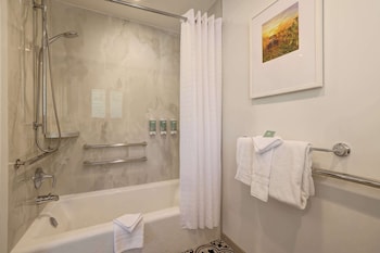 Family Room, 2 Queen Beds, Accessible Bathtub (Mobility & Hearing)