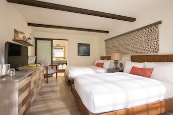 Room, 2 Queen Beds, Pool View