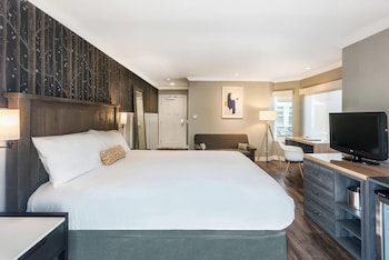 Superior Room, 1 King Bed, Patio, Corner