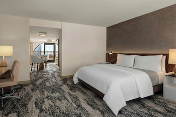Junior Suite, 1 King Bed, Bay View (Balcony)