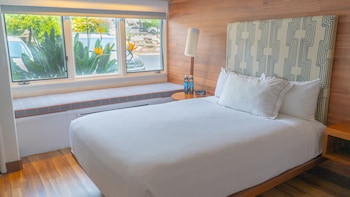 Standard Room, 2 Queen Beds, Accessible (Roll in Shower)