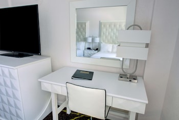 Suite, 1 King Bed (Harbour)