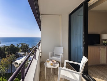 Standard Room, 1 King Bed, Partial Sea View