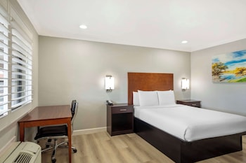 Standard Room, 1 Queen Bed, Non Smoking, Refrigerator & Microwave