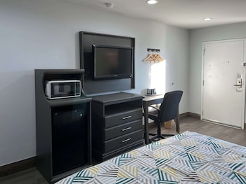 Deluxe Room, 1 King Bed, Smoking, Refrigerator & Microwave