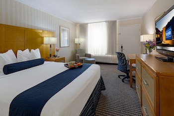 Deluxe Room, 1 King Bed, Non Smoking, Poolside