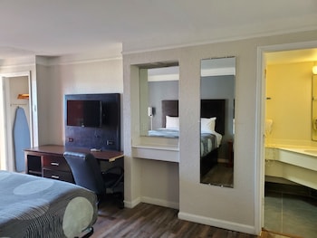 Deluxe Room, 1 King Bed, Smoking, Refrigerator & Microwave