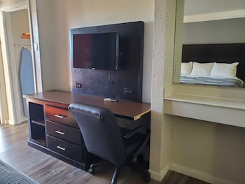 Deluxe Room, 1 King Bed, Smoking, Refrigerator & Microwave