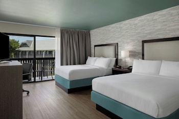 Room, 2 Queen Beds, Balcony, Pool View