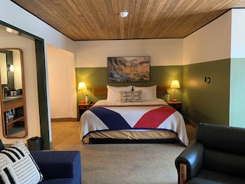 State Suite, 1 King Bed with Sofa Bed