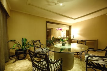 Deluxe Suite (With Breakfast)