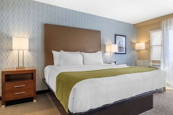 Standard Room, 1 King Bed, Balcony, Partial Ocean View