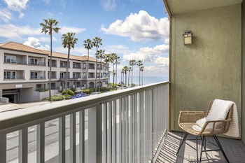 Standard Room, 1 King Bed, Balcony, Partial Ocean View