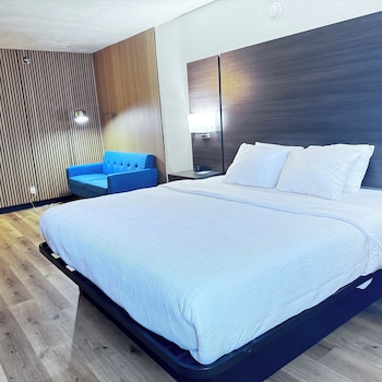 Suite, 1 King Bed, Non Smoking (Upgrade)