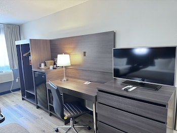 2 Queen Beds, Accessible, Microwave, Refrigerator, Tub, Non Smoking.