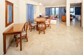 Family Room, Oceanfront (Premium Level)