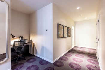 Deluxe Room, 1 King Bed (Plaza)