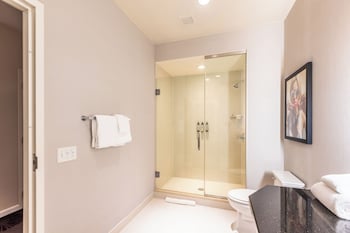 Deluxe Room, 1 King Bed, Accessible (Plaza)