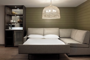 Suite (Hill Country, Retreat Floor)