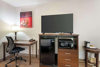 Standard Room, 2 Queen Beds, Refrigerator & Microwave, Pool View (2nd Floor)