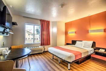 Standard Room, 1 Queen Bed, Non Smoking, Refrigerator & Microwave