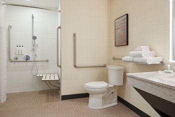 Studio, 2 Queen Beds (Kitchen)