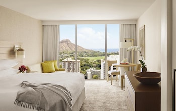Suite, 1 King Bed with Sofa bed, Ocean View (Diamond Head Ocean View, Bath bars)