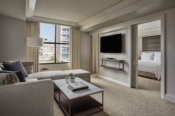 Executive Suite, City View (Four Seasons)