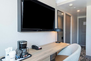Standard Room, 1 King Bed (North Tower)