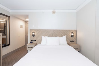 Standard Room, 1 Queen Bed (South Tower)
