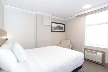 Standard Room, 1 Queen Bed (South Tower)