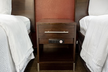 Premium Room, 1 King Bed, Accessible (Upgraded Bedding & Snack, Smoke Free)