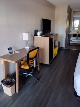 Room, 1 Double Bed, Non Smoking (Mobility/Hearing, Tub with Grab Bars)