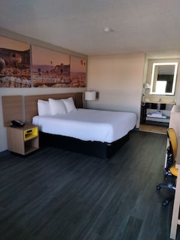 Suite, 1 King Bed, Non Smoking (One-Bedroom Suite)