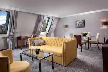 Suite, 1 King Bed, City View (Governor)