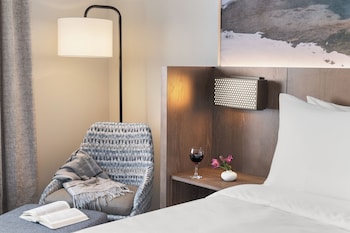 Room, 1 King Bed, Accessible (Mobility, Roll-In Shower)