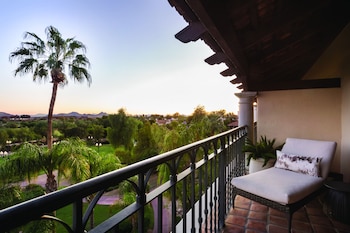Cholla One Bedroom Suite 1 King- 850sf 80sm Patio or balcony, sofa bed, oversized shower