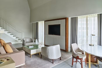 Suite (Crescent)