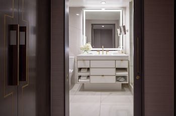 Premier Room, 1 King Bed, Accessible (Mobility/Hearing, RI Shower)