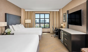 Room, 2 Queen Beds, Pool View