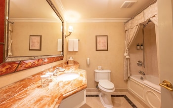 Deluxe Room, 1 Queen Bed, Harbor View